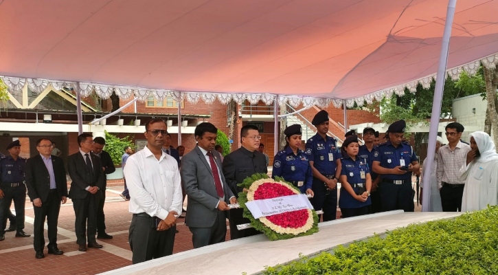 বঙ্গবন্ধুর সমাধিতে চীনা রাষ্ট্রদূতের শ্রদ্ধা